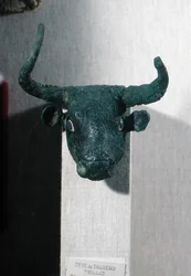 Głowa byka z królewskim sumeryjskim napisem, mocowanie do mebla lub harfy, z Telloh (starożytne Girsu) z wczesnego okresu dynastycznego, ok. 2500-2400 pne (miedź) (patrz także 65105)